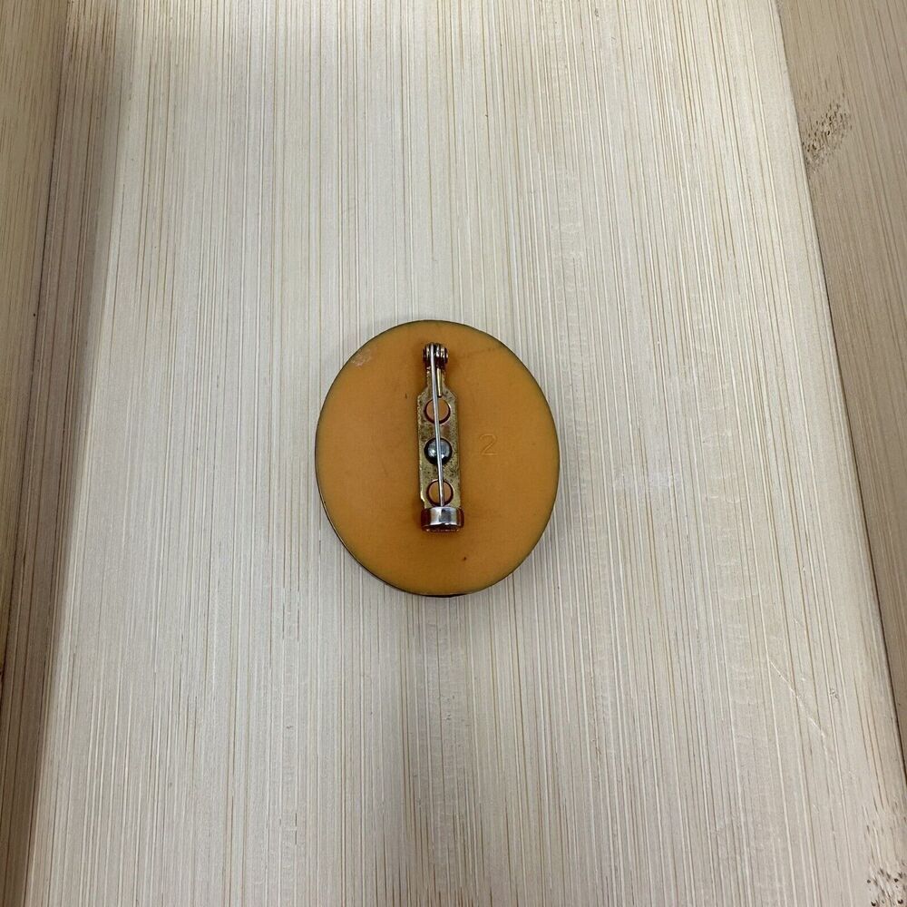 Vtg Thanksgiving Brooch Lapel Pin "Give Thanks" Praying Pilgrims 1.5"‎ Hallmark - Picture 5 of 5